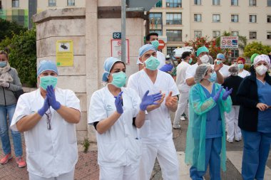 Malaga, İspanya. 11 Nisan 2020. Mlaga 'lı Carlos Haya hastanesinin sağlık personeline polis, sivil ve itfaiye teşkilatından Covid-19 haraçları..