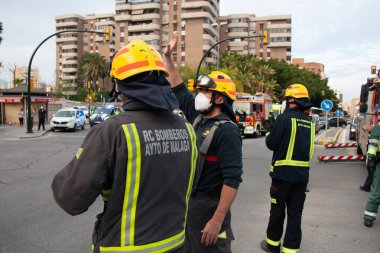 Malaga, İspanya. 11 Nisan 2020. Mlaga 'lı Carlos Haya hastanesinin sağlık personeline polis, sivil ve itfaiye teşkilatından Covid-19 haraçları..