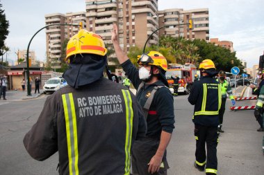 Malaga, İspanya. 11 Nisan 2020. Mlaga 'lı Carlos Haya hastanesinin sağlık personeline polis, sivil ve itfaiye teşkilatından Covid-19 haraçları..
