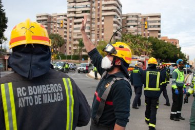 Malaga, İspanya. 11 Nisan 2020. Mlaga 'lı Carlos Haya hastanesinin sağlık personeline polis, sivil ve itfaiye teşkilatından Covid-19 haraçları..