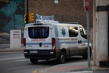Malaga, İspanya. 11 Nisan 2020. Mlaga 'lı Carlos Haya hastanesinin sağlık personeline polis, sivil ve itfaiye teşkilatından Covid-19 haraçları..