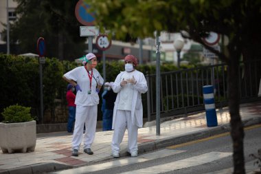 Malaga, İspanya. 11 Nisan 2020. Mlaga 'lı Carlos Haya hastanesinin sağlık personeline polis, sivil ve itfaiye teşkilatından Covid-19 haraçları..