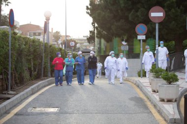 Malaga, İspanya. 11 Nisan 2020. Mlaga 'lı Carlos Haya hastanesinin sağlık personeline polis, sivil ve itfaiye teşkilatından Covid-19 haraçları..