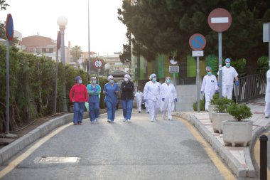 Malaga, İspanya. 11 Nisan 2020. Mlaga 'lı Carlos Haya hastanesinin sağlık personeline polis, sivil ve itfaiye teşkilatından Covid-19 haraçları..