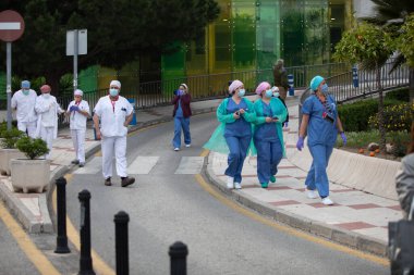 Malaga, İspanya. 11 Nisan 2020. Mlaga 'lı Carlos Haya hastanesinin sağlık personeline polis, sivil ve itfaiye teşkilatından Covid-19 haraçları..