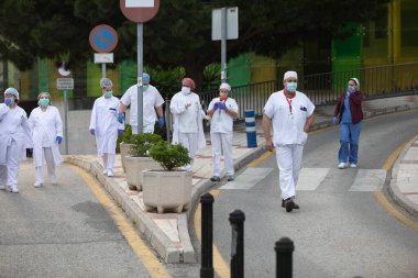Malaga, İspanya. 11 Nisan 2020. Mlaga 'lı Carlos Haya hastanesinin sağlık personeline polis, sivil ve itfaiye teşkilatından Covid-19 haraçları..
