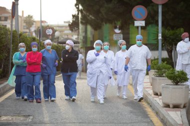 Malaga, İspanya. 11 Nisan 2020. Mlaga 'lı Carlos Haya hastanesinin sağlık personeline polis, sivil ve itfaiye teşkilatından Covid-19 haraçları..