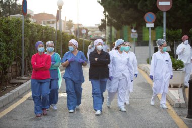 Malaga, İspanya. 11 Nisan 2020. Mlaga 'lı Carlos Haya hastanesinin sağlık personeline polis, sivil ve itfaiye teşkilatından Covid-19 haraçları..