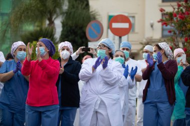 Malaga, İspanya. 11 Nisan 2020. Mlaga 'lı Carlos Haya hastanesinin sağlık personeline polis, sivil ve itfaiye teşkilatından Covid-19 haraçları..