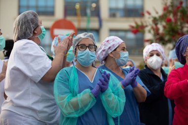 Malaga, İspanya. 11 Nisan 2020. Mlaga 'lı Carlos Haya hastanesinin sağlık personeline polis, sivil ve itfaiye teşkilatından Covid-19 haraçları..