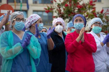 Malaga, İspanya. 11 Nisan 2020. Mlaga 'lı Carlos Haya hastanesinin sağlık personeline polis, sivil ve itfaiye teşkilatından Covid-19 haraçları..