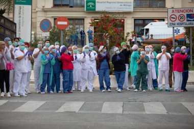 Malaga, İspanya. 11 Nisan 2020. Mlaga 'lı Carlos Haya hastanesinin sağlık personeline polis, sivil ve itfaiye teşkilatından Covid-19 haraçları..