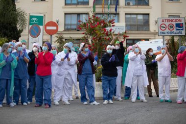 Malaga, İspanya. 11 Nisan 2020. Mlaga 'lı Carlos Haya hastanesinin sağlık personeline polis, sivil ve itfaiye teşkilatından Covid-19 haraçları..