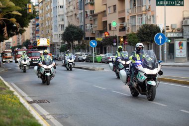 Malaga, İspanya. 11 Nisan 2020. Mlaga 'lı Carlos Haya hastanesinin sağlık personeline polis, sivil ve itfaiye teşkilatından Covid-19 haraçları..