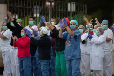 Malaga, İspanya. 11 Nisan 2020. Mlaga 'lı Carlos Haya hastanesinin sağlık personeline polis, sivil ve itfaiye teşkilatından Covid-19 haraçları..