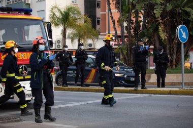 Malaga, İspanya. 11 Nisan 2020. Mlaga 'lı Carlos Haya hastanesinin sağlık personeline polis, sivil ve itfaiye teşkilatından Covid-19 haraçları..
