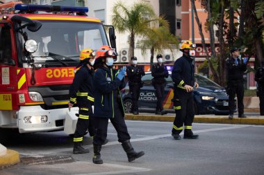 Malaga, İspanya. 11 Nisan 2020. Mlaga 'lı Carlos Haya hastanesinin sağlık personeline polis, sivil ve itfaiye teşkilatından Covid-19 haraçları..