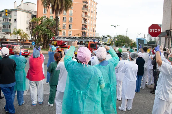 Malaga, İspanya. 11 Nisan 2020. Mlaga 'lı Carlos Haya hastanesinin sağlık personeline polis, sivil ve itfaiye teşkilatından Covid-19 haraçları..