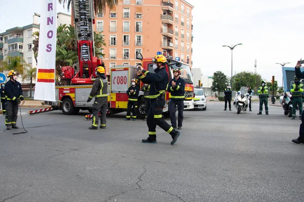 Malaga, İspanya. 11 Nisan 2020. Mlaga 'lı Carlos Haya hastanesinin sağlık personeline polis, sivil ve itfaiye teşkilatından Covid-19 haraçları..