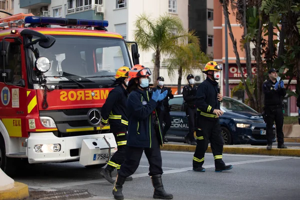 Malaga, İspanya. 11 Nisan 2020. Mlaga 'lı Carlos Haya hastanesinin sağlık personeline polis, sivil ve itfaiye teşkilatından Covid-19 haraçları..