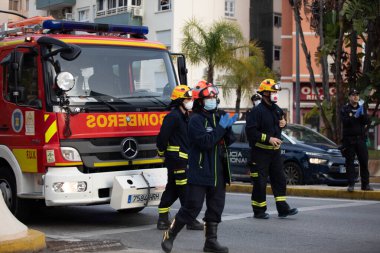 Malaga, İspanya. 11 Nisan 2020. Mlaga 'lı Carlos Haya hastanesinin sağlık personeline polis, sivil ve itfaiye teşkilatından Covid-19 haraçları..