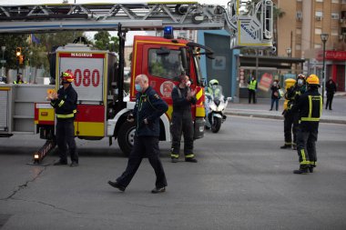 Malaga, İspanya. 11 Nisan 2020. Mlaga 'lı Carlos Haya hastanesinin sağlık personeline polis, sivil ve itfaiye teşkilatından Covid-19 haraçları..