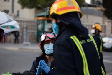 Malaga, İspanya. 11 Nisan 2020. Mlaga 'lı Carlos Haya hastanesinin sağlık personeline polis, sivil ve itfaiye teşkilatından Covid-19 haraçları..