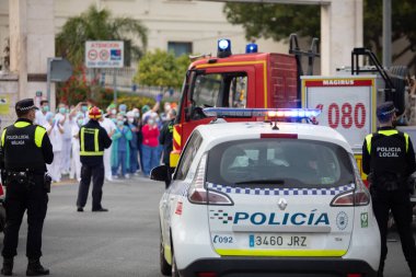 Malaga, İspanya. 11 Nisan 2020. Mlaga 'lı Carlos Haya hastanesinin sağlık personeline polis, sivil ve itfaiye teşkilatından Covid-19 haraçları..