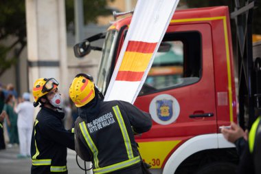 Malaga, İspanya. 11 Nisan 2020. Mlaga 'lı Carlos Haya hastanesinin sağlık personeline polis, sivil ve itfaiye teşkilatından Covid-19 haraçları..