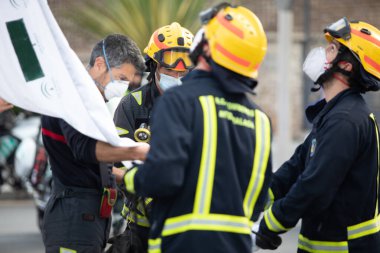 Malaga, İspanya. 11 Nisan 2020. Mlaga 'lı Carlos Haya hastanesinin sağlık personeline polis, sivil ve itfaiye teşkilatından Covid-19 haraçları..