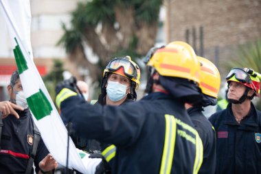 Malaga, İspanya. 11 Nisan 2020. Mlaga 'lı Carlos Haya hastanesinin sağlık personeline polis, sivil ve itfaiye teşkilatından Covid-19 haraçları..