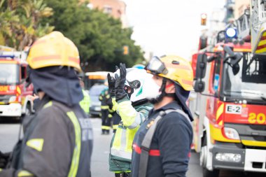 Malaga, İspanya. 11 Nisan 2020. Mlaga 'lı Carlos Haya hastanesinin sağlık personeline polis, sivil ve itfaiye teşkilatından Covid-19 haraçları..