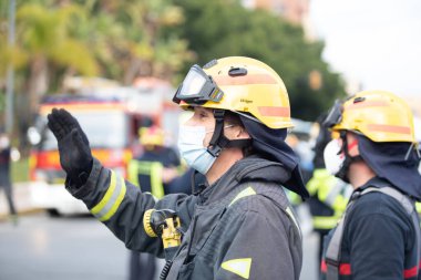 Malaga, İspanya. 11 Nisan 2020. Mlaga 'lı Carlos Haya hastanesinin sağlık personeline polis, sivil ve itfaiye teşkilatından Covid-19 haraçları..