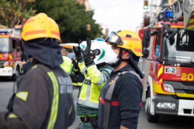Malaga, İspanya. 11 Nisan 2020. Mlaga 'lı Carlos Haya hastanesinin sağlık personeline polis, sivil ve itfaiye teşkilatından Covid-19 haraçları..