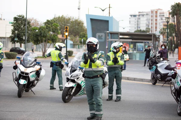 Malaga, İspanya. 11 Nisan 2020. Mlaga 'lı Carlos Haya hastanesinin sağlık personeline polis, sivil ve itfaiye teşkilatından Covid-19 haraçları..