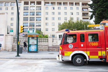 Malaga, İspanya. 16 Nisan 2020. Yerel polis ve itfaiyecilerden Malaga 'lı Carlos Haya hastanesinin sağlık personelini alkışlıyoruz. Coronavirus' a karşı savaşan itfaiyeciler..