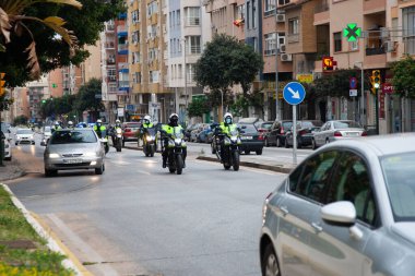 Malaga, İspanya. 16 Nisan 2020. Yerel polis ve itfaiyecilerden Malaga 'lı Carlos Haya hastanesinin sağlık personelini alkışlıyoruz. Coronavirus' a karşı savaşan itfaiyeciler..