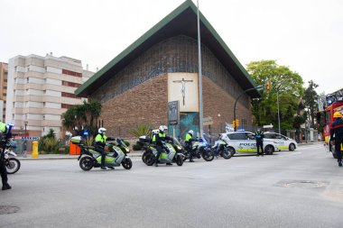 Malaga, İspanya. 16 Nisan 2020. Yerel polis ve itfaiyecilerden Malaga 'lı Carlos Haya hastanesinin sağlık personelini alkışlıyoruz. Coronavirus' a karşı savaşan itfaiyeciler..