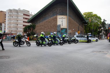 Malaga, İspanya. 16 Nisan 2020. Yerel polis ve itfaiyecilerden Malaga 'lı Carlos Haya hastanesinin sağlık personelini alkışlıyoruz. Coronavirus' a karşı savaşan itfaiyeciler..
