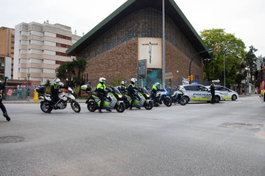 Malaga, İspanya. 16 Nisan 2020. Yerel polis ve itfaiyecilerden Malaga 'lı Carlos Haya hastanesinin sağlık personelini alkışlıyoruz. Coronavirus' a karşı savaşan itfaiyeciler..