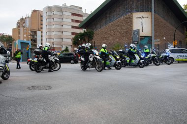 Malaga, İspanya. 16 Nisan 2020. Yerel polis ve itfaiyecilerden Malaga 'lı Carlos Haya hastanesinin sağlık personelini alkışlıyoruz. Coronavirus' a karşı savaşan itfaiyeciler..