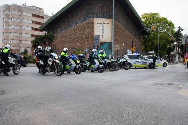 Malaga, İspanya. 16 Nisan 2020. Yerel polis ve itfaiyecilerden Malaga 'lı Carlos Haya hastanesinin sağlık personelini alkışlıyoruz. Coronavirus' a karşı savaşan itfaiyeciler..