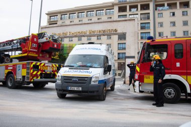 Malaga, İspanya. 16 Nisan 2020. Yerel polis ve itfaiyecilerden Malaga 'lı Carlos Haya hastanesinin sağlık personelini alkışlıyoruz. Coronavirus' a karşı savaşan itfaiyeciler..
