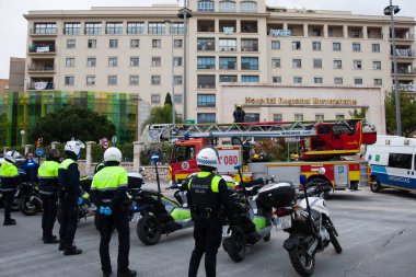 Malaga, İspanya. 16 Nisan 2020. Yerel polis ve itfaiyecilerden Malaga 'lı Carlos Haya hastanesinin sağlık personelini alkışlıyoruz. Coronavirus' a karşı savaşan itfaiyeciler..