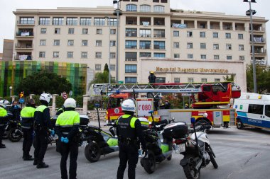 Malaga, İspanya. 16 Nisan 2020. Yerel polis ve itfaiyecilerden Malaga 'lı Carlos Haya hastanesinin sağlık personelini alkışlıyoruz. Coronavirus' a karşı savaşan itfaiyeciler..