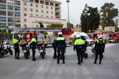 Malaga, İspanya. 16 Nisan 2020. Yerel polis ve itfaiyecilerden Malaga 'lı Carlos Haya hastanesinin sağlık personelini alkışlıyoruz. Coronavirus' a karşı savaşan itfaiyeciler..