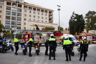 Malaga, İspanya. 16 Nisan 2020. Yerel polis ve itfaiyecilerden Malaga 'lı Carlos Haya hastanesinin sağlık personelini alkışlıyoruz. Coronavirus' a karşı savaşan itfaiyeciler..