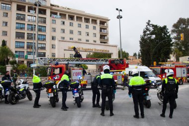 Malaga, İspanya. 16 Nisan 2020. Yerel polis ve itfaiyecilerden Malaga 'lı Carlos Haya hastanesinin sağlık personelini alkışlıyoruz. Coronavirus' a karşı savaşan itfaiyeciler..