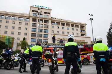 Malaga, İspanya. 16 Nisan 2020. Yerel polis ve itfaiyecilerden Malaga 'lı Carlos Haya hastanesinin sağlık personelini alkışlıyoruz. Coronavirus' a karşı savaşan itfaiyeciler..