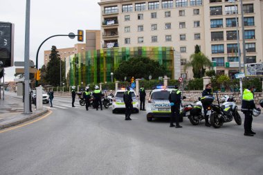 Malaga, İspanya. 16 Nisan 2020. Yerel polis ve itfaiyecilerden Malaga 'lı Carlos Haya hastanesinin sağlık personelini alkışlıyoruz. Coronavirus' a karşı savaşan itfaiyeciler..